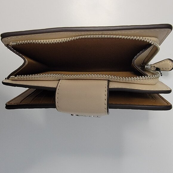 🌸 COACH Medium Corner Zip Wallet With Floral Print 🌸 - Picture 4 of 6